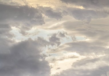 Bulutlarla kaplı güzel bir gökyüzü. Bulutların yumuşaklığı ve gökyüzünün parlaklığı. Açık mavi arkaplan. Rahatlatıcı duygu ve ilham verici, doğa soyut kompozisyon, metin için alan, seçici odak.