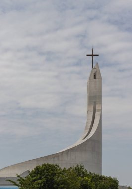 Bangkok, Tayland - 16 Sep, 2024 - Kutsal Ayin Kilisesi 'nin gökyüzü arka planına sahip mimari dış tasarımı. Taling Chan 'daki Roma Katolik Kilisesi' nin minimalist modern tarzı, metin için alan, seçici odak.