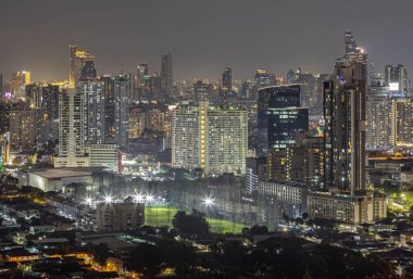 Bangkok, Tayland - 16 Sep, 2024 - Bangkok şehir merkezi geceleri parlayan ışıklarla. Gün batımından sonra Bangkok gökdelenlerinin şehir gece manzarası, metin için yer, seçici odak.