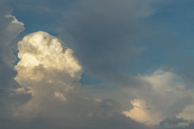 Gökyüzü inanılmaz bulutlarla kaplanıyor. Işığa doğru gökyüzü gibi güzel bulutlar, hayal gücü yüksek bulutlar doğa fikri, arka plan duvar kağıdı ve dokular için doğa soyut bileşimi, metin için alan, seçici odaklanma.