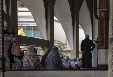 Bangkok, Tayland - 28 Mayıs 2020 - tesettürlü Müslüman kadınlar ve oğlanlar camide dua etmek için toplanıyorlar. Tanrı için Müslümanların duası, İslam dinleri, metin için boşluk, seçici odaklanma..