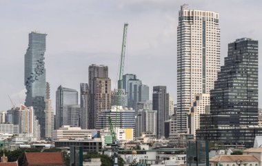 Bangkok, Tayland - 28 Sep, 2024 - Öğleden sonra Bangkok 'taki gökdelenlerin güzel manzarası. Büyüleyici. İş bölgesinin ufuk çizgisinde, bunu metin için duvar kağıdı, poster ve boşluk olarak kullanın. Seçici odak noktası.