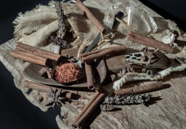Tarçın, Yıldız anason ve Kurutulmuş Prunella Vulgaris (Xia ku cao) ile kaşık kaşık üzerine kaşık üzerine kaşık üzerine safir. Çeşitli baharatlar ve doğal bitkiler ilaç konsepti, bunu yazı için duvar kağıdı, poster ve boşluk olarak kullanın. Seç