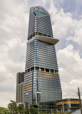 Bangkok, Tayland - 17 Ekim 2024 Kingbridge Kulesi 'nin dış mimarisi öğleden sonra Bangkok şehrinde gökyüzü geçmişine sahip. Metin için boşluk, Seçici odak.