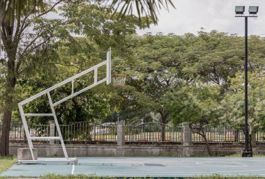 Bangkok, Tayland - 17 Ekim 2024 - Basketbol sedyesi parktaki basketbol sahasında metal halka ile. Outdoor Park 'ta başıboş bir basketbol sahası. Metin için boşluk, Seçici odak.