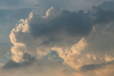 Gün batımından önce bulutlu renkli dramatik gökyüzü. Arka plan duvar kâğıdı ve dokusu için cennet gibi şaşırtıcı bulutlar, hayal ürünü bulutlar doğa kavramı, doğa soyut kompozisyonu, bunu metin için duvar kağıdı, poster ve boşluk olarak kullanın, 