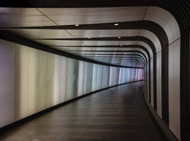 Yeraltı yaya tüneli LED entegre açık renkli seramik fayanslarla geniş üçgen desenli, Kings Cross 'ta ince bir doku oluşturmak için iki gölgede St Pancras International' ı birbirine bağlayacak..