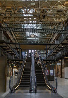 Londra, İngiltere - 13 Ekim 2023 - Yeni Battersea Enerji İstasyonu 'nun yürüyen merdivenlerini kullanarak yukarı ve aşağı giden İnsanlar ve Vistitorlar Londra' nın en gösterişli alışveriş merkezi, metin için alan, Seçici Odak.