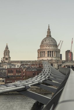Londra, İngiltere - 07 Kasım 2023 - Millennium Köprüsü 'ndeki demiryolu manzarası Saint Paul Katedrali' nin Kubbesi 'ne götürür. Metin için boşluk, Seçici Odaklanma.