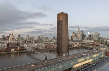 Londra, İngiltere - 07 Kasım 2023 - Tate Modern Sanat Müzesi 'ndeki Baca Manzarası, St Paul Katedrali, Millennium Köprüsü ile Thames Nehri' ni geçen gökdelenler, gün batımından önce Londra şehri manzarası. Tate Modern Swit 'in izleme platformundan.