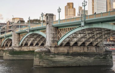 Londra, İngiltere - 07 Kasım 2023 - Southwark Köprüsü 'nü destekleyen Yapı ve Girderler (eski adıyla Queen Street Bridge) Thames Nehri' ni geçtiler. Turkuaz dökme demir kemer köprüsü, kopyalama alanı, seçmeli odak.