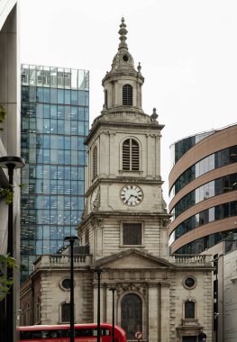 Londra, İngiltere - 23 Ekim 2023 - Bishopsgate kilisesi olmayan St Botolph. Londra 'daki Liverpool Caddesi' ndeki Liverpool St İstasyonu 'na yakın bir Anglikan Kilisesi..
