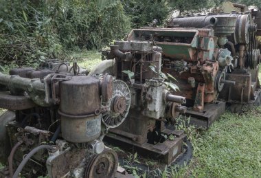 Kanchanaburi, Tayland - 24 Temmuz 2022 - Paslı metal eski makine açık havada. Terk edilmiş, bozuk ve kırsal bir makine, çelikten yapılmış ve madencilik endüstrisinde kullanılan eski bir makine, metin için alan, seçici odak.