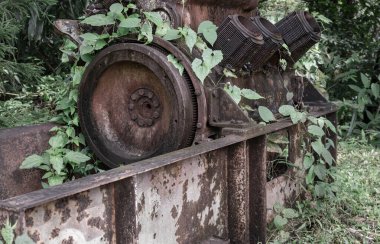 Kanchanaburi, Tayland - 24 Haziran 2022 - Çelikten yapılmış ve madencilik endüstrisinde kullanılan eski makine. Terk edilmiş kırık ve rustik makine, terk edilmiş dış mekanda eski Rusty metal makine, metin için alan, seçici odaklanma.
