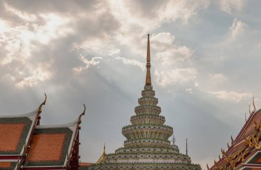 Bangkok, Tayland - 07 Aralık 2022 - Wat Phra Chettuphon Wimon Mangkhalaram Ratchaworamahawihan 'ın (Wat Pho) Tayland mimarisi. Bulutlu mavi gökyüzünün arka planında Gable apex çatısı olan tapınak. Aynı zamanda güçlü bir kalıntı.