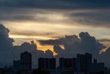 Bangkok, Tayland - 22 Ağustos 2024 - Bangkok şehrindeki modern yüksek binaların siluet manzarası ve dramatik gökyüzünün arka planı. Gün batımından önceki gökdelenlerin resimli görüntüsü. Metin, Seçici Odak için Duvar Kağıdı, Poster ve Boşluk olarak kullan