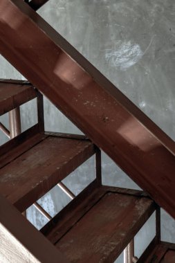 Arka planda beton duvarlı tırabzanlar olan Old Steel merdiveninin bir parçası. Metal adımların görünümü, Koyu ton, Boşluğu Kopyala, Seçici Odaklanma.