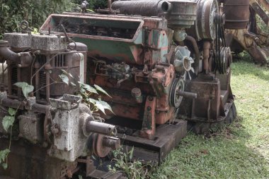 Kanchanaburi, Tayland - 24 Temmuz 2022 - Terk edilmiş kırık ve kırsal makine. Çelikten yapılmış ve madencilik endüstrisinde kullanılan eski makine, terk edilmiş dış mekanda eski Rusty metal makinesi, boşluğu kopyala, seçici odak.