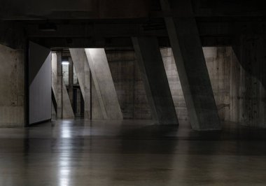Londra, İngiltere - 07 Kasım 2023 - Tate Modern Değişim Evi 'nin Blavatnik Binası' ndaki Beton sütunların görüntüsü. Tate Modern 'in iç mimarisi. Ayırt edici ve örgü örülmüş tuğla işi. Açısal yapı, Boşluğu Kopyala, Seçici Odaklanma.