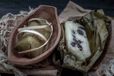 Khao Tom mat, bir Laos ve Tayland tatlısı baharatlı buharda pişmiş pilav muz yapraklarına sarılı normalde özel durumlar ya da erdemler için muz ve siyah fasulye ile doldurulmuş yapışkan pirinçli fasulye..
