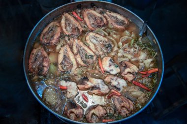 Turşulu hardal çorbası ile yılan başlı balık göbeği. Çin tarzı. Yukarıdan belirsiz görünüm, Seçici odak.