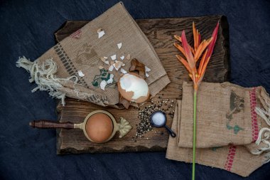 Güzel ahşap arka planda tuzlu ve biberli haşlanmış yumurta, beslenme konsepti. Yukarıdan görünüşü.