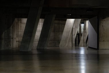 Londra, İngiltere - 07 Kasım 2023 - Tate Modern Değişim Evi 'nin Blavatnik Binası' ndaki Beton sütunların görüntüsü. Tate Modern 'in iç mimarisi. Ayırt edici ve örgü örülmüş tuğla işi. Açısal yapı, Boşluğu Kopyala, Seçici Odaklanma.