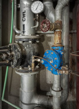 Bangkok, Tayland - 17 Kasım 2024 - Backwash filtre vanası görüntüsü, otomatik kontrol vanası, su basıncını ölçer ölçer ve eski su vanası paslı çelik boru üzerindeki su kontrol vanası. Metin için boşluk, Seçici f
