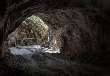 Uthai Thani, Tayland - 06 Aralık 2024 - Karst 'ın Hup Pa Tat' ın önünde bulunduğu eski kireçtaşı mağarasının çöküşü. Yeraltı mağarasının yüksek kayalık duvarları, bunu metin, seçici odak için duvar kağıdı, poster ve boşluk olarak kullanın.