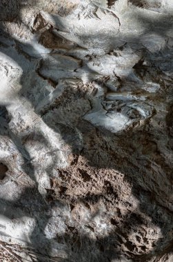 Güneş ışığı kireçtaşı duvarlarından aşağıya, mağara duvarlarına kadar parlıyor. Karmaşık doğal ışığın zerafeti ve taş duvarın yüzeyindeki gölge, doğal olarak aşınan dağlardaki granit deseni, bunu duvar kâğıdı, poster olarak kullanın.