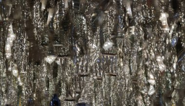 Kavisli aynalı fayans duvarındaki avizelerden yansıyan parlak ışık. Doku ayna kiremitleri ve Karmaşık yansıma ışık gölgeleri, Duvar kağıdı, Poster ve Kopyalama alanı olarak kullanın, Seçici odak.