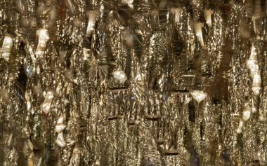 Eğri aynalı fayansların duvarındaki avizelerden parlayan altın ışığın yansıması. Doku ayna kiremitleri ve Karmaşık yansıma ışık gölgeleri, metin için duvar kağıdı, poster ve boşluk olarak kullanın, Seçici odak.