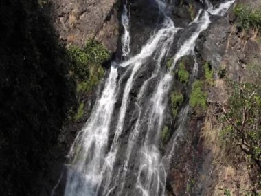 Sarika Şelalesi 'ndeki Tropikal Orman' ın dik yamaçlarından kayalardan ve taşlardan akan durağan şelale akıntısı Nakhon Nayok eyaletinin tarihi parkıdır..