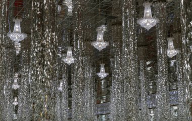 Uthai Thani, Tayland - 06 Aralık 2024 - Chantaram Tapınağı 'nın (Wat Tha Sung) içindeki ışıltılı ışık dekorasyonunun tavan yansıması. Parlak, ayna ile süslenmiş, kompleks bir kristal tapınak