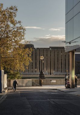 Londra, İngiltere - 07 Kasım 2023 - Londra 'nın arka planında Minerva Evi ile Oystergate Yürüyüşü' nde Thames Yolu 'nda yürüyen insanlar ve turistler. Metin için boşluk, Seçici Odaklanma.