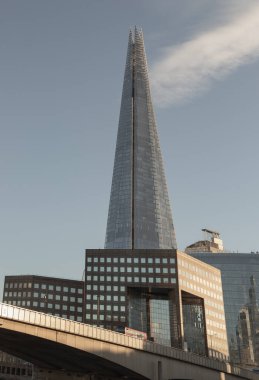 Londra, İngiltere - 07 Kasım 2023 - Londra 'daki Çömlek Kulesi çevresindeki şirket binaları gökyüzü geçmişe sahip. Londra 'daki cam gökdelen, canlı mavi ve turkuaz ofis binası, cam duvarlar ve pırıl pırıl parlıyor. Metin için boşluk, Sele