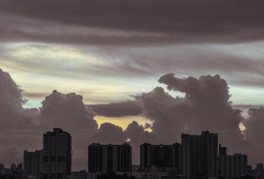 Bangkok, Tayland - 22 Ağustos 2024 - Bangkok şehrindeki modern yüksek binaların siluet manzarası ve dramatik gökyüzünün arka planı. Gün batımından önceki gökdelenlerin resimli görüntüsü. Metin, Seçici Odak için Duvar Kağıdı, Poster ve Boşluk olarak kullan