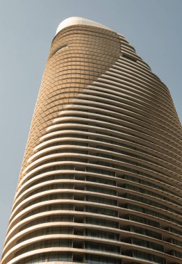 Bangkok, Tayland 23 Aralık 2024 - Magnolias Ratchadamri Bulvarı 'nın modern mimari tasarımı gökyüzü arka planıyla yükseliyor. Süper lüks Magnolias Ratchadamri Bulvarı. Karışık, 5 yıldızlı bir apartman dairesi. Duvar kağıdı, poster ve... 