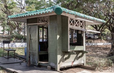 Halk parkında güvenlik görevlisi zeytin yeşili kabin (Muhafız evi). Güvenlik görevlisi kabini, Güvenlik Booth, bunu metin, seçmeli odak için duvar kağıdı, poster ve boşluk olarak kullanın.