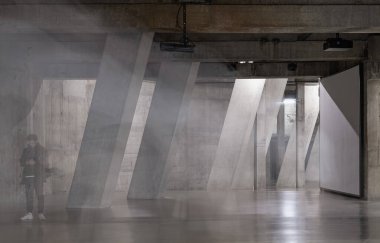 Londra, İngiltere - 07 Kasım 2023 - Tate Modern Değişim Evi 'nin Blavatnik Binası' ndaki Beton sütunların görüntüsü. Tate Modern 'in iç mimarisi. Ayırt edici ve örgü örülmüş tuğla işi. Açısal yapı, metin için boşluk, Seçici Odaklanma.