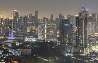 Bangkok, Tayland - 31 Aralık 2024 - Bangkok şehir merkezindeki iş bölgesinde gökdelenlerin batışından sonra Nightscape view. Günbatımından sonra şehir manzaralı modern binalar. Parlak ışıklı ışıklar. Duvar kağıdınız olarak kullanın..
