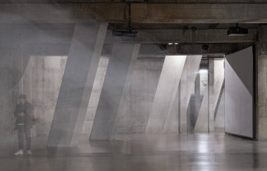 Londra, İngiltere - 07 Kasım 2023 - Tate Modern Değişim Evi 'nin Blavatnik Binası' ndaki Beton sütunların görüntüsü. Tate Modern 'in iç mimarisi. Ayırt edici ve örgü örülmüş tuğla işi. Açısal yapı, metin için boşluk, Seçici Odaklanma.