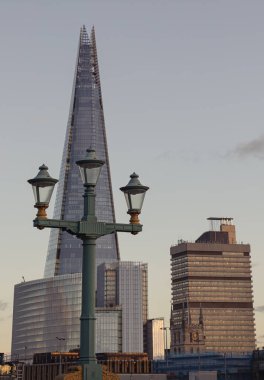 Londra, İngiltere - 07 Kasım 2023 - Londra 'daki Çömlek Gökdeleninin arka planında sokak lambalarının görüntüsü. Metin için boşluk, Seçici Odaklanma.