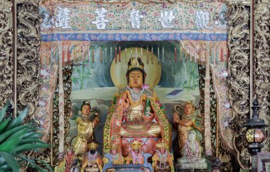 Samut Prakan, Tayland - 11 Ocak 2025 - Kuan Yin Buddha (Guan Yin Buddha) Budist tapınağı Wat Dhammakatanyu (Xian Lo Dai Tien Gong). Tayvan sanat tarzı, bunu metin için duvar kağıdı, poster ve boşluk olarak kullanın.
