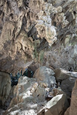 Uthai Thani, Tayland - 06 Aralık 2024 Stalactites ve Stalagmitlerin güzel doğa manzarası ve Antik Orman Hup Pa Tat 'taki eski kireçtaşı mağarasının doğal ışık manzarası. Central Valley Uthai Thani 'nin ünlü tatil beldeleri.