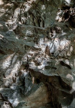 Karmaşık doğal ışığın zarafeti ve taş duvarın yüzeyindeki gölge. Dağlardaki granit desenler doğal olarak aşınır, güneş ışığı kireçtaşı duvarlardan geçerek mağara duvarlarına ulaşır, bunu duvar kağıdı olarak kullanır,