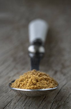 Pudra esmer şeker ya da gümüş kaşıkta kahverengi granüle şeker eski kırsal ahşap masada izole edilmiş. Kopyalama alanı olarak kullanın, Tasarım, Duvar Kağıdı ve Poster, Seçici Odak.