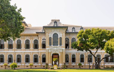 Bangkok, Tayland - Mar 02, 2025 - The Bang Khun Phrom veya Bank of Thailand Museum 'un mimari dışı, neo-Baroque / Rococo stilinde, 20. yüzyılın başlarında Avrupa tarzı muhteşem bir saraydır.