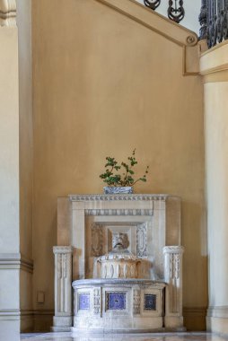 Bangkok, Tayland - Mar 02, 2025 - Ana Bang Khun Phrom Sarayı 'ndaki Büyük Merdiven Salonu' nun dekoratif sanatsal çeşme sanatı tarafından sersemletici, duvar kağıdı, poster, uzay tasarımları gibi Barok tarzını harmanlayan.