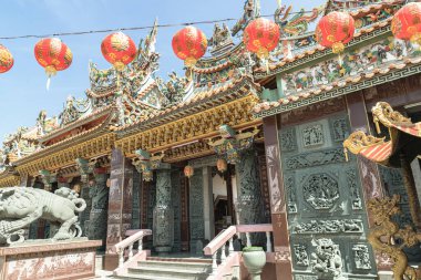 Samut Prakan, Tayland - 11 Ocak 2025 - Wat Dhammakatanyu 'da heykel ejderha sütunları ve kırmızı fenerle Budist tapınağının önünde (Xian Lo Dai Tien Gong). Tayvan sanat tarzı, bunu metin için duvar kağıdı, poster ve boşluk olarak kullanın, Seçici 